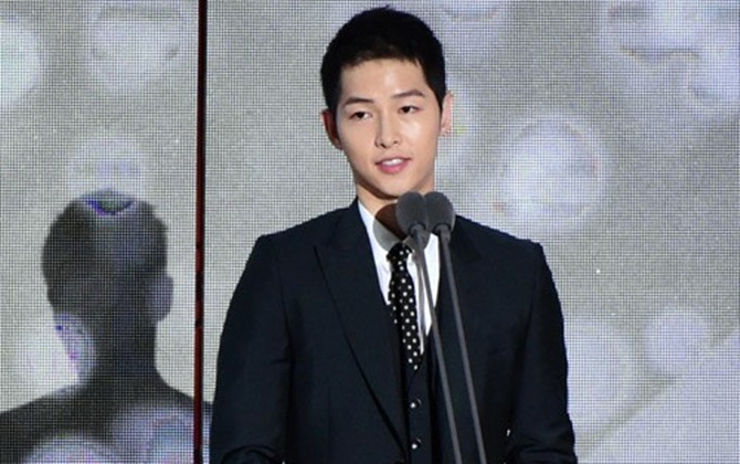 Song Joong Ki nói về tin cưới Song Hye Kyo khi nhận giải lớn