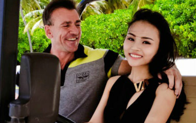 Đại gia Canada rung động trước cô gái Việt vì chiếc túi rẻ tiền