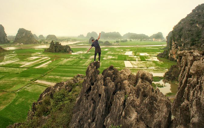 Chàng Tây đẹp trai lái xe 3.500km dọc Việt Nam suốt 23 ngày