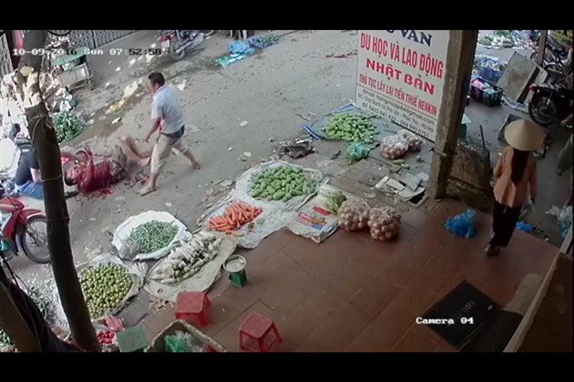Bạn nhậu chém nhau kinh hoàng giữa chợ