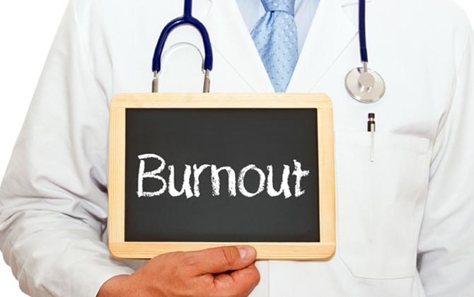 Hội chứng 'burn-out': Triệu chứng âm thầm, từ nghiện công việc đến không gượng nổi
 