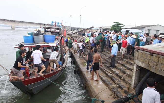 Quảng Trị: Chìm tàu chở hơn 35 người, 1 người chết