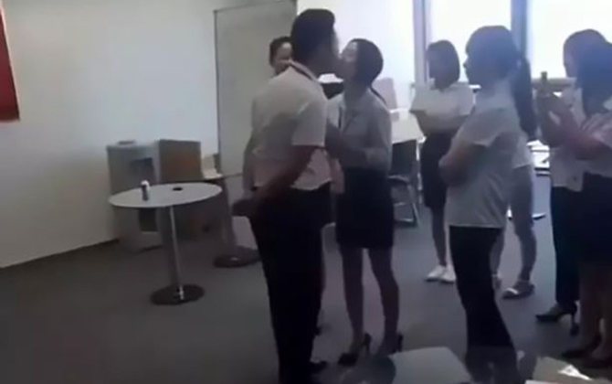 Ông chủ Trung Quốc bắt nhân viên nữ hôn môi mỗi sáng