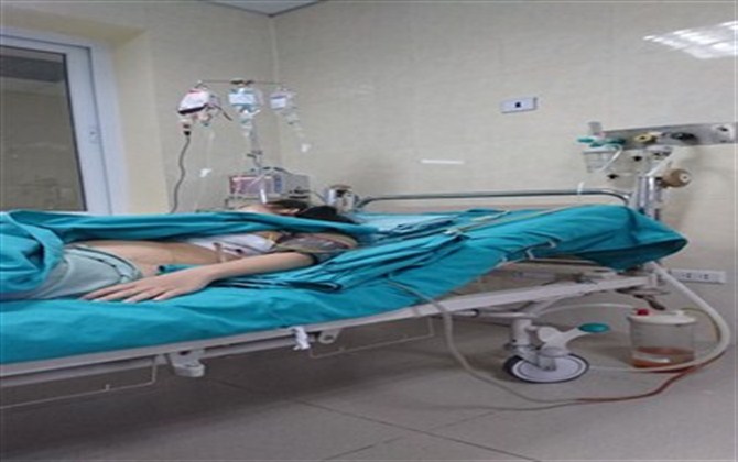 Cô gái đang đi đường bị dị vật ghim trúng ngực