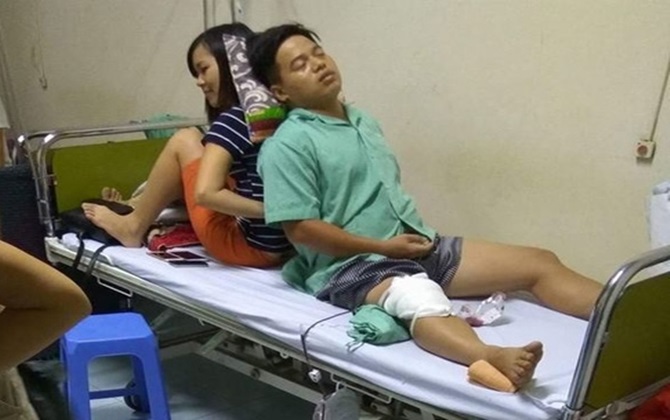 Vợ làm tựa lưng cho chồng trên giường bệnh gây xúc động