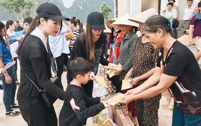 Ấm lòng hình ảnh Hoa hậu Ngọc Hân, MC Phan Anh, Hà Hồ giữa vùng lũ