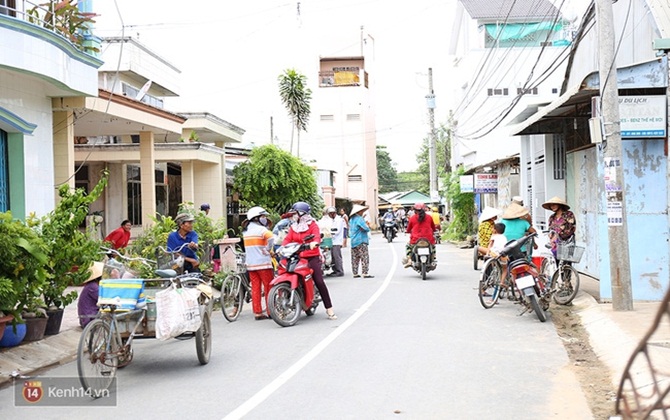 Người dân kéo nhau đến nhà gia đình trúng xổ số 92 tỷ để xin từ thiện
