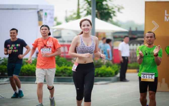 Mai Phương Thúy gợi cảm chạy marathon tại Hà Nội