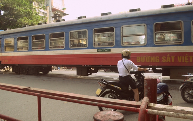 Trêu ngươi 'tử thần' trước mũi tàu hỏa, dân Việt liều mạng khủng khiếp