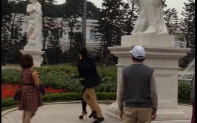 Phẫn nộ nam thanh niên 'liên hoàn cước' với bạn gái xinh đẹp giữa phố