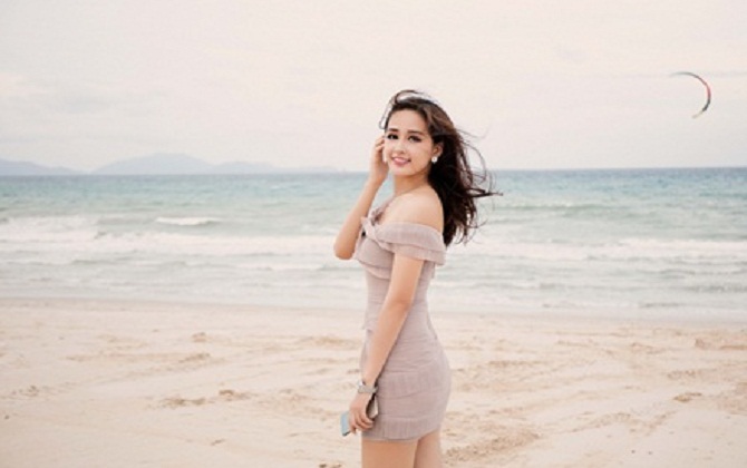 Mai Phương Thúy khoe chân dài eo thon