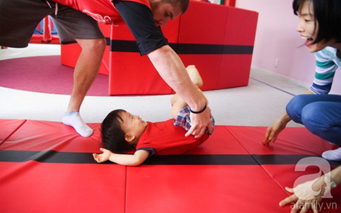 TP HCM: Bé 6 tháng tuổi cũng đi tập... gym