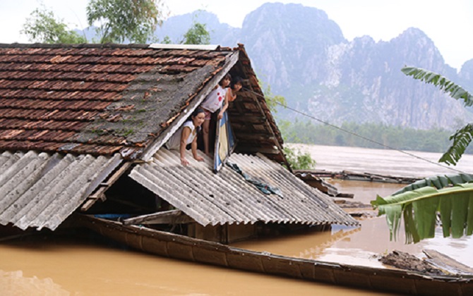 Nhiều người Quảng Bình ăn cơm trắng, mì tôm sống trên mái nhà