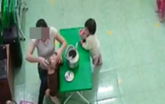 Vụ cô giáo đổ sữa vào miệng trẻ: Đại diện trường lên tiếng