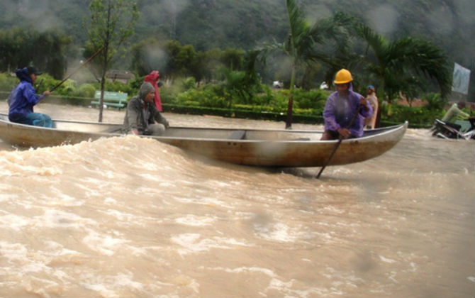 Bị mưa lũ cuốn phăng, thoát chết nhờ... bám vào bụi tre