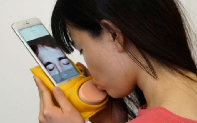 Ngỡ ngàng tận mắt thiết bị giúp ‘hôn nhau từ xa’