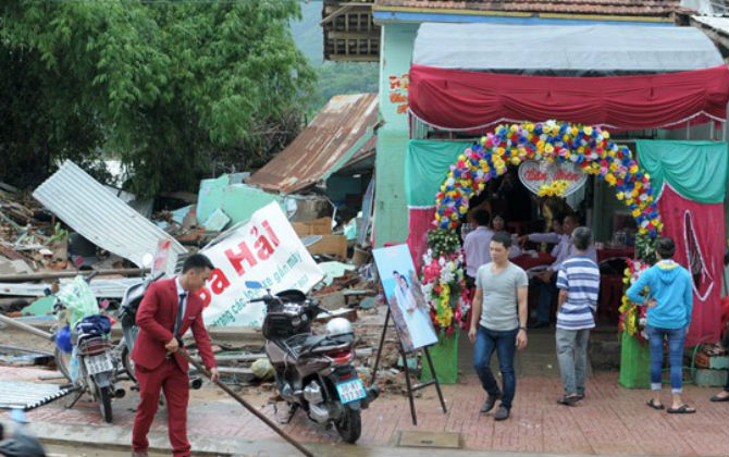 Đám cưới bên căn nhà sập trong mùa lũ