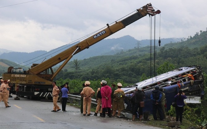 Bà bầu thoát nạn kỳ diệu vụ xe khách bị lật