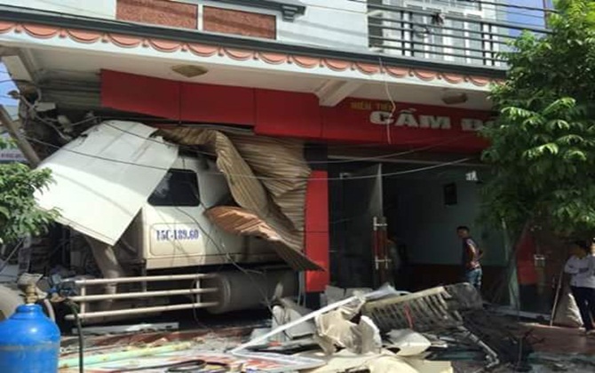 'Hung thần' đâm thẳng nhà dân, cả gia đình thoát chết trong gang tấc