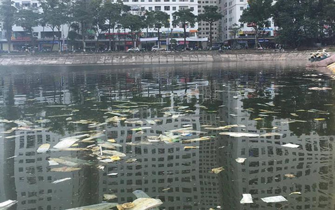 Mặt hồ Linh Đàm bất ngờ xuất hiện lượng lớn... bao cao su đã sử dụng