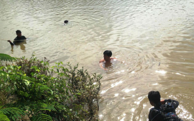 Vụ mẹ ôm con nhảy sông tự tử: Gia đình thắt lòng nhận thi thể