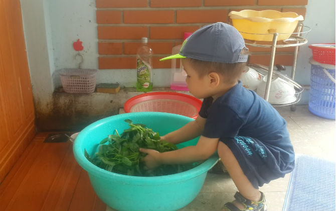 Mách mẹ những việc đơn giản trẻ từ 2-3 tuổi có thể làm