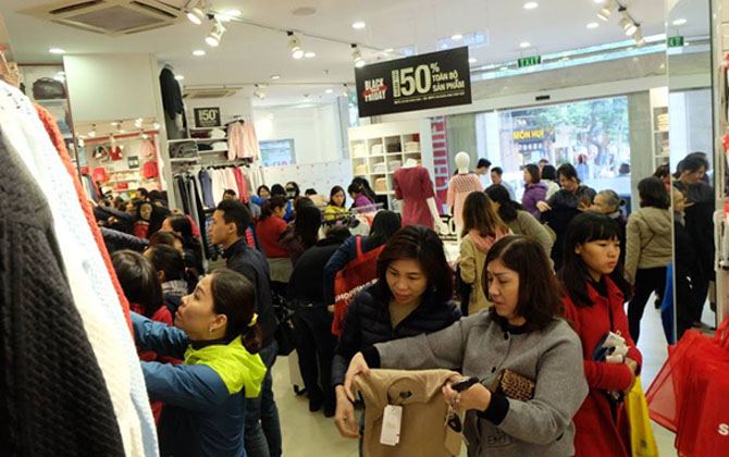 Bất chấp trời lạnh, chị em Hà Nội xếp hàng dài săn đồ ngày Black Friday