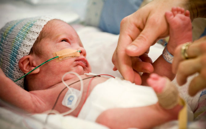 5 lưu ý cho cha mẹ khi nuôi trẻ sơ sinh bằng lồng ấp