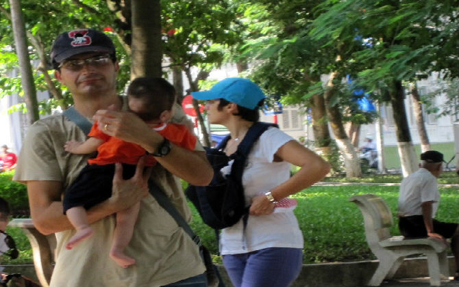 Bé lắc đầu liên tục, cha mẹ phải nghĩ ngay tới những bệnh này