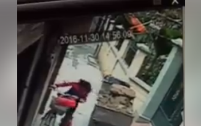 Thót tim clip mẹ cẩu thả, để con rơi trước... bánh xe công nông đang chạy