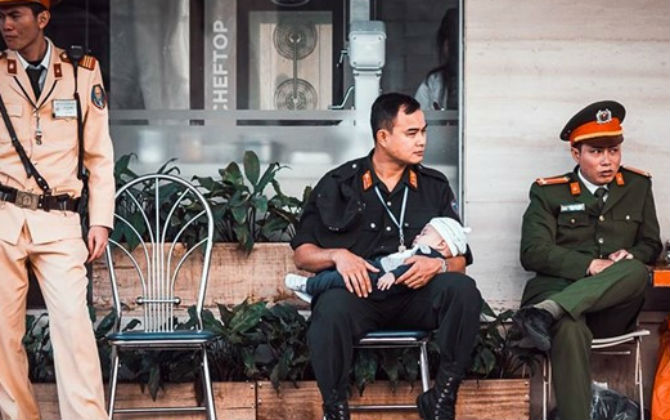 Trung úy cảnh sát nói về khoảnh khắc ru em bé ngủ giữa phố