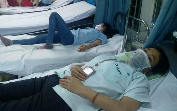 Sau bữa ăn tập thể, hàng chục người phải cấp cứu