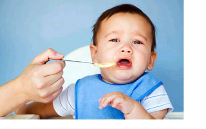 Cho con ăn dặm, mẹ điếng người khi con nôn ra dị vật