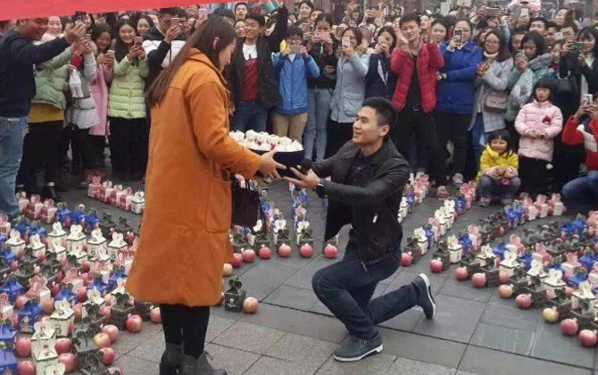 Hàng hiệu và hoa hồng đã cũ, tỏ tình... bằng táo mới là hợp mốt