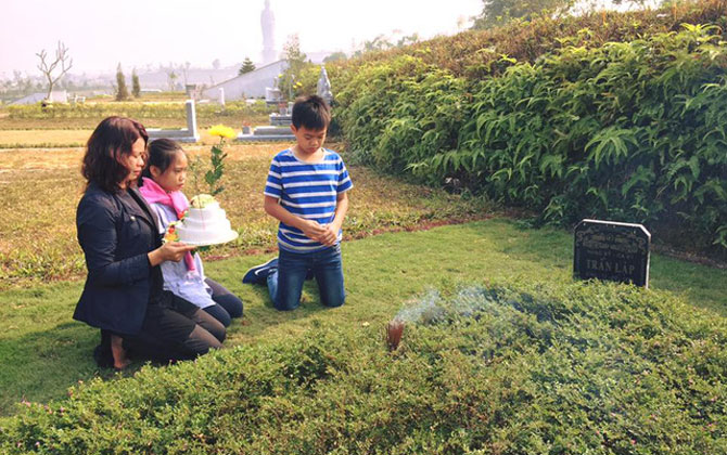 Vợ con, bạn bè tổ chức sinh nhật cho Trần Lập bên phần mộ