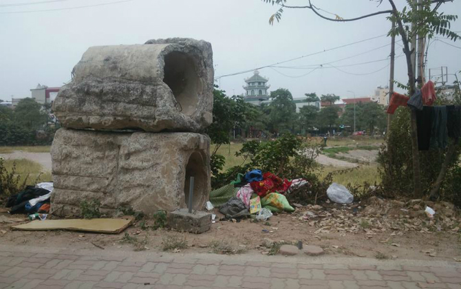 Hà Nội: Hai thanh niên ngày nhặt rác, tối chui vào ống bê tông ven đường ngủ