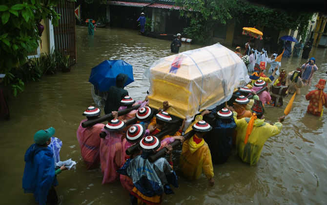 Nhọc nhằn đám tang giữa mênh mông nước lũ ở phố cổ Hội An