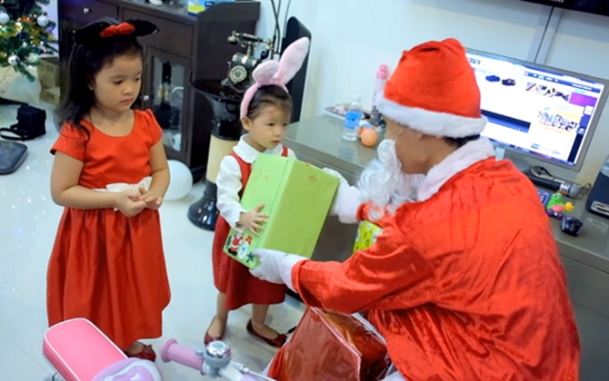 Ông già Noel "chết lặng" khi chuyển phát trực tiếp hộ thư tình cho các gia đình ngày Giáng sinh