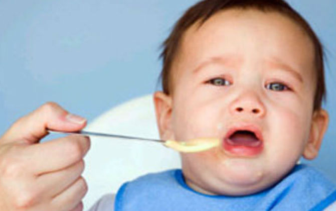 Bé không chịu ăn bột dặm mẹ phải làm sao?