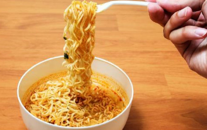 Có nên dùng gói gia vị trong mì ăn liền?