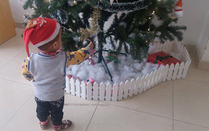 Bảo vệ bé thế nào để không nuốt phải dị vật từ đồ chơi Noel