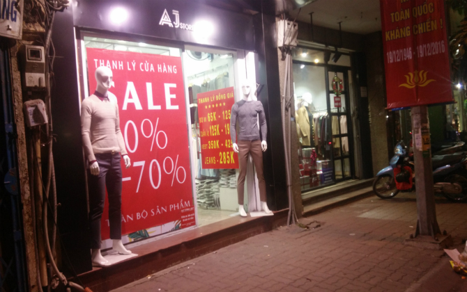 Cuối năm, các shop quần áo trên phố đồng loạt trưng biển sale 30 - 50%