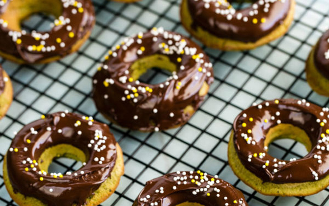 Ngày nghỉ vào bếp làm bánh donut trà xanh ngon tuyệt