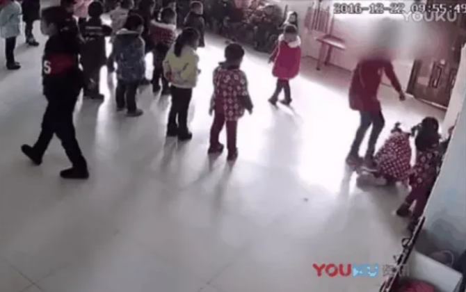 Bức xúc giáo viên đánh đấm 2 bé gái dã man chỉ vì "múa không đúng điệu"