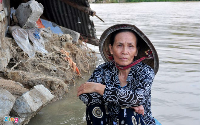 Lũ lịch sử quét qua, trăm hộ dân Bình Định bỗng dưng mất nhà cửa và bị cô lập