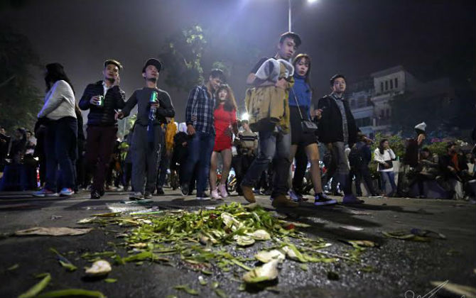 "Hậu" lễ đón năm mới 2017, phố đi bộ lại ngập rác