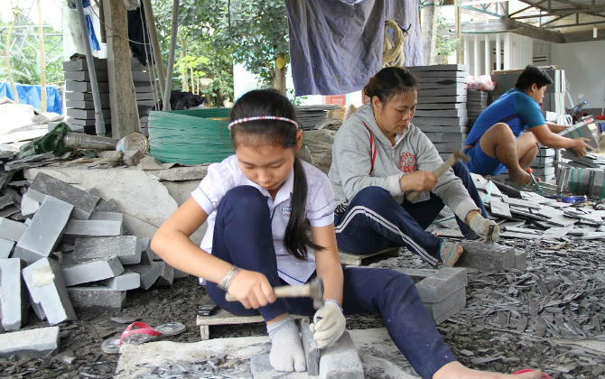 Tết dương lịch vẫn mưu sinh cực nhọc của những phụ nữ tay búa, tay đục tạc đá