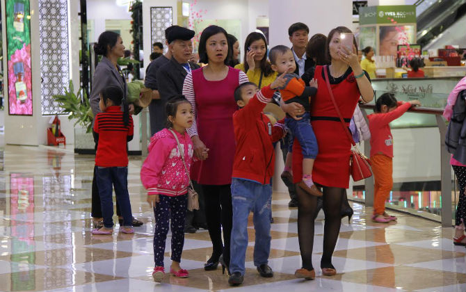 Mặc trời lạnh, các gia đình Đà Nẵng vẫn đưa thiên thần nhỏ đi chơi nốt ngày nghỉ lễ