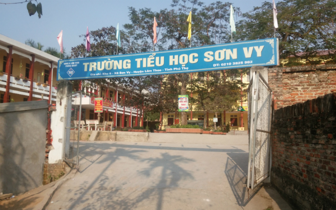 Trường tiểu học Sơn Vy bịt cổng trường cũ, xây cổng mới bắt học sinh đóng 300 -450 ngàn đồng?
