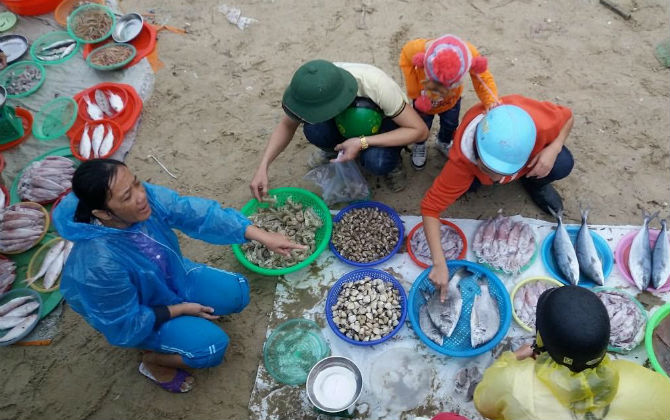 Chợ hải sản “cháy hàng” vì nghỉ Tết dương lịch, sức mua hải sản cải thiện bữa ăn tăng